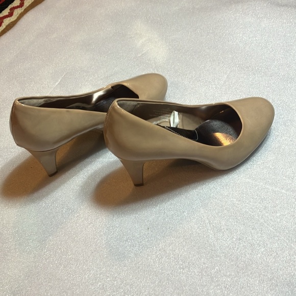 New Merona patent pumps heels. Size 10. - Picture 2 of 8